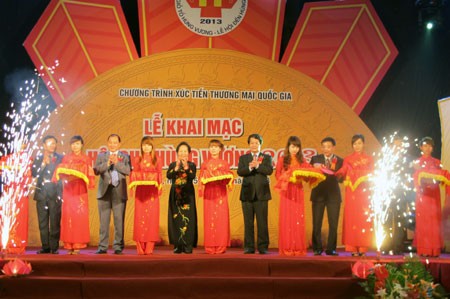 Trade fair opens as part of Hung Kings’ Temple festival - ảnh 1